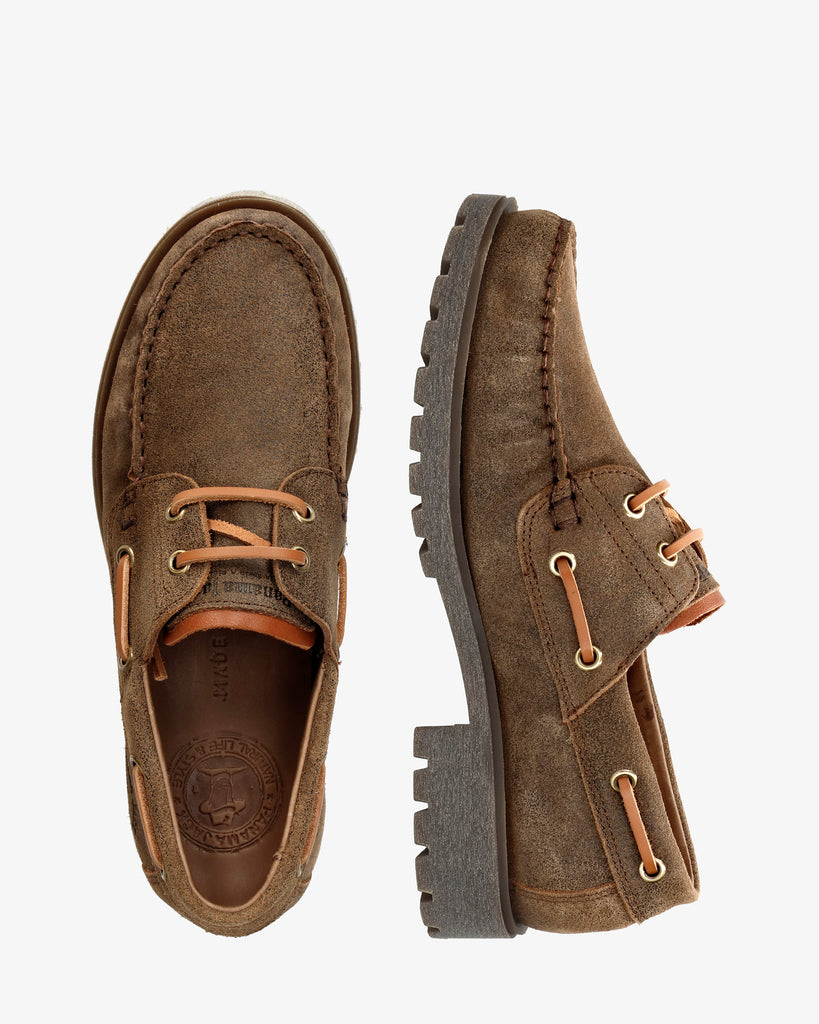 Boat náutico de piel con forro interior de piel. marron