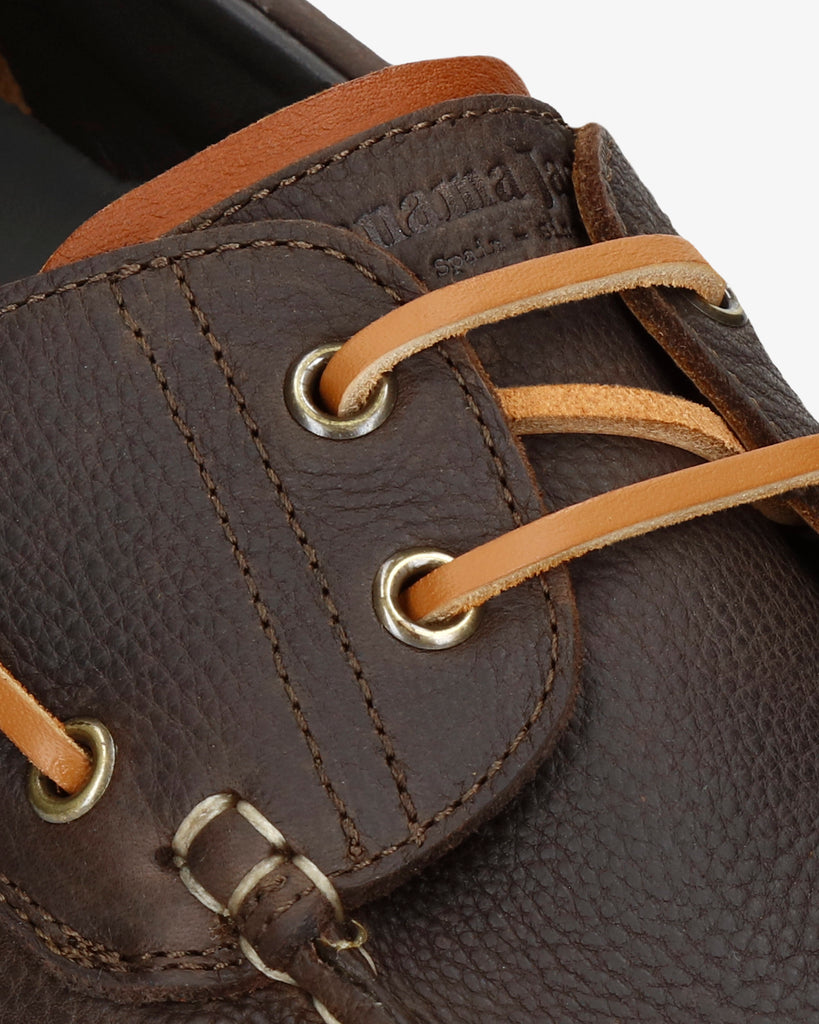 Boat náutico de piel con forro interior de piel. marron