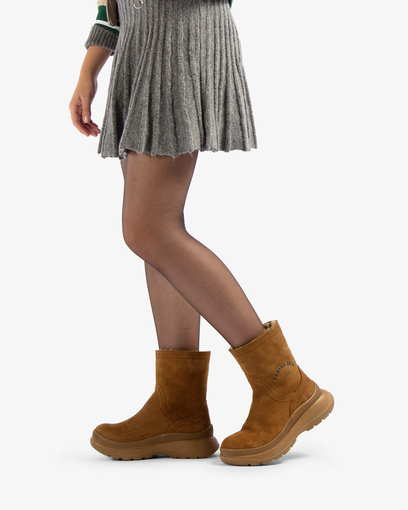 Hebe botas de piel con forro interior de pelo. cuero