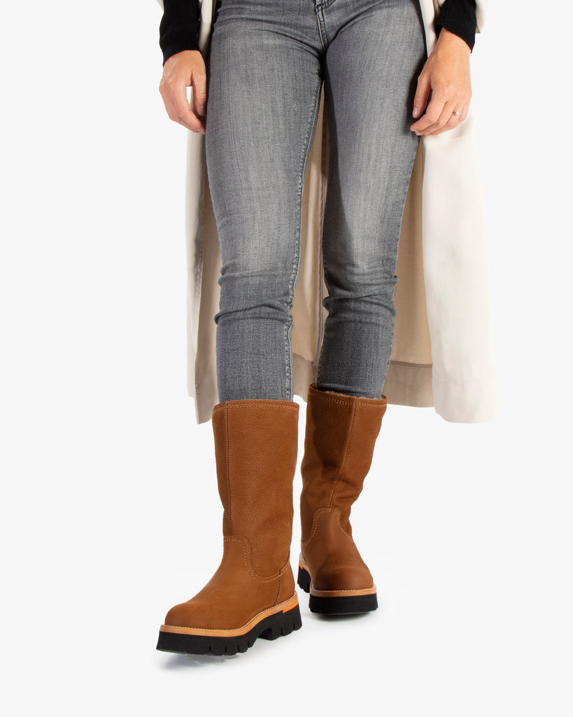 Lima botas de piel con forro interior de pelo. cuero