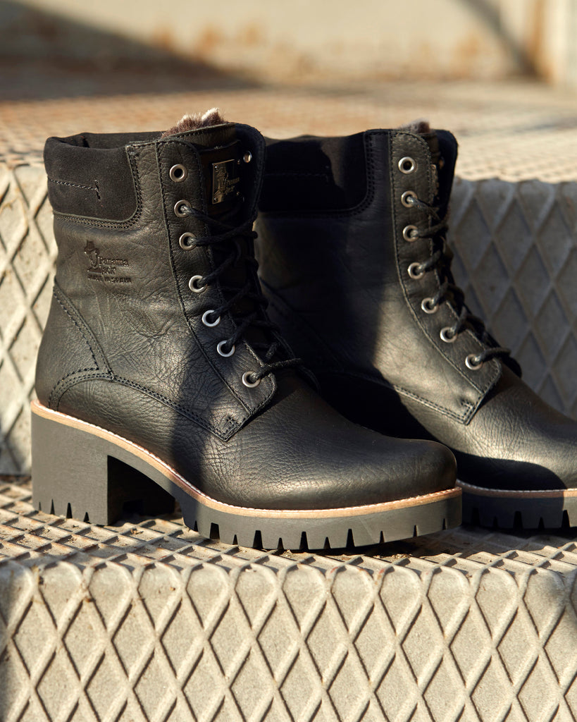 Phoebe botas de piel con forro interior de pelo. negro