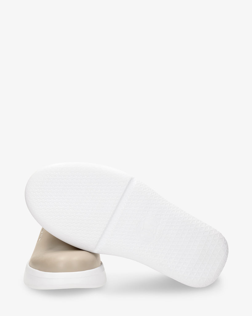 Yeray zueco de piel con forro interior de piel. taupe